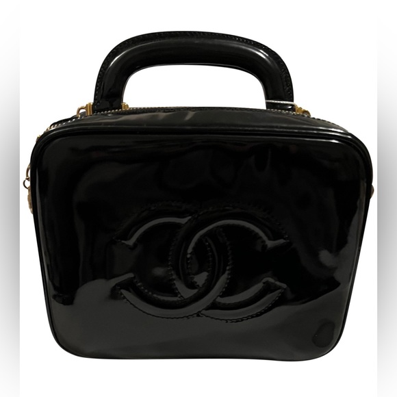 CHANEL Vintage
PATENT LEATHER SATCHEL - Picture 2 of 12